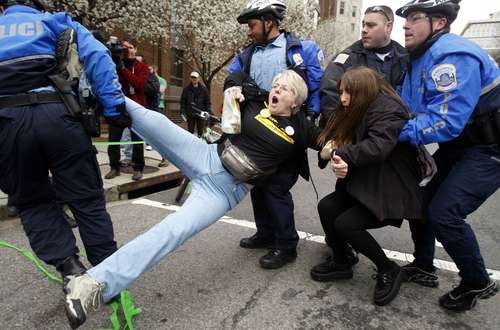 Policas de Washington retiran a una manifestante que participaba en un bloqueo frente al Instituto Americano del Petrleo como parte de la ola de protestas en Estados Unidos para exigir el fin del conflicto blico, al cumplirse el quinto aniversario de la invasin a Irak