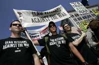 Veteranos de la guerra de Irak marchan en Los Angeles para exigir el retiro de las tropas.