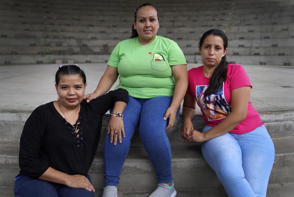 De izq. a der. Imelda, Cinthia Rodriguez y Karen posan para una foto en San Salvador el 17 de mayo del 2022. Las tres estuvieron presas bajo sospecha haber abortado, lo que es ilegal en El Salvador. Son tres de las 65 mujeres que recuperaron su libertad gracias a las gestiones de la organizacin Grupo de Ciudadanas por la Despenalizacin del Aborto. (AP Photo/Jessie Wardarski)