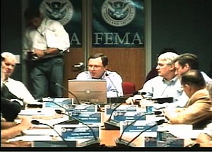 El centro de operaciones de la Agencia Federal de Emergencia, durante la conversacin telefnica con Bush. (Foto: AP)