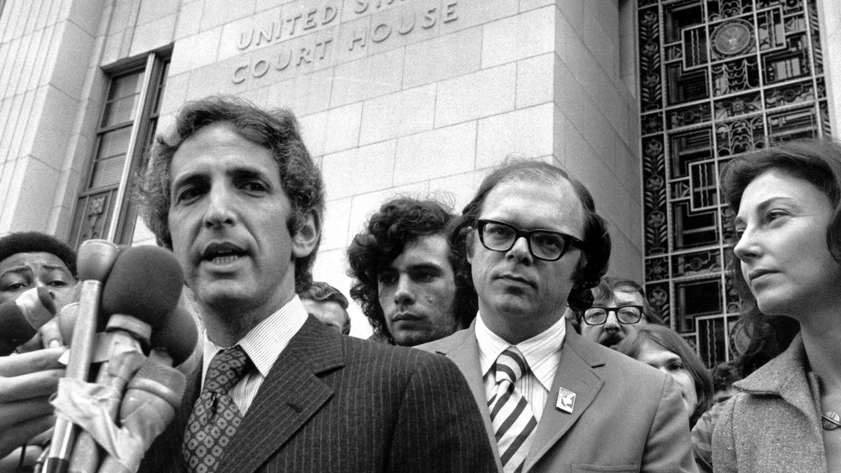 Daniel Ellsberg se dirige a la prensa a las puertas del juzgado de Los ngeles en enero de 1973.