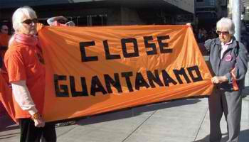 Activistas de los derechos humanos protestan y piden en la acera de UC Hastings College of the Law el 13 de enero: , el cierre de la prisin de Guantnamo.