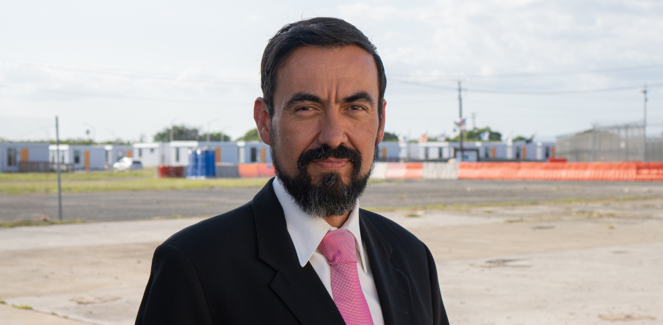 Walter Ruiz, abogado defensor de Mustafa Al Hawsawi, fotografiado en Camp Justice. Detrs suyo, el recinto vallado donde se encuentran los dos tribunales vigentes en Guantnamo.