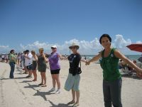 "Manos a Travs de La Arena" en la playa McGee, Texas, el 26 de este mes. / Crdito:350.org