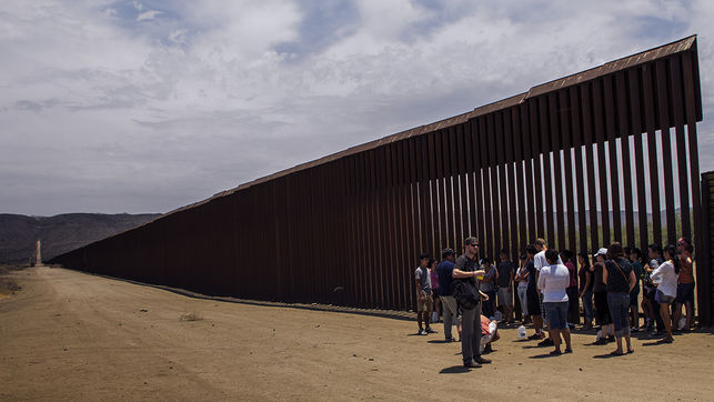 Activistas de Border Angels frente al Muro entre Mxico y EEUU. | Jos Pedro Martnez