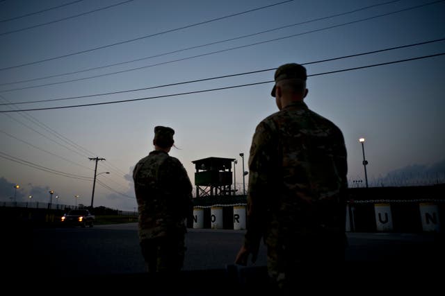 <p>Soldados hacen guardia afuera del Campamento Delta en el centro de detencin de la Baha de Guantnamo en Cuba </p>