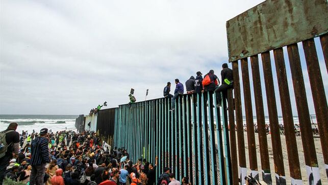 Cientos de inmigrantes se congregan en el muro fronterizo con los Estados Unidos el domingo 29 de abril de 2018, del lado de Tijuana (Mxico). 