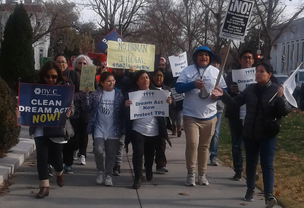 Manifestantes marchan para unirse a los miles de otros de todo Estados Unidos en el mitin sobre DACA, Washington, D.C., 6 de diciembre.