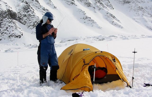 Dahr Jamail, autor del texto, en Alaska. 