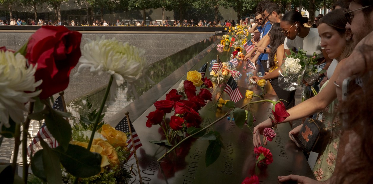  Personas visitan el monumento conmemorativo del 11 de septiembre en Manhattan aniversario de los atentados en 2023. El hombre acusado de planear los atentados del 11 de septiembre y dos de sus cmplices han acordado declararse culpables de los cargos de conspiracin a cambio de una cadena perpetua en lugar de un juicio con pena de muerte en Guantnamo, Cuba, dijeron los fiscales el mircoles 31 de julio de 2024. (Anna Watts/The New York Times).