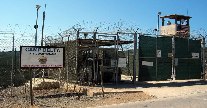 Juez militar de Guantnamo declara a funcionario en desacato