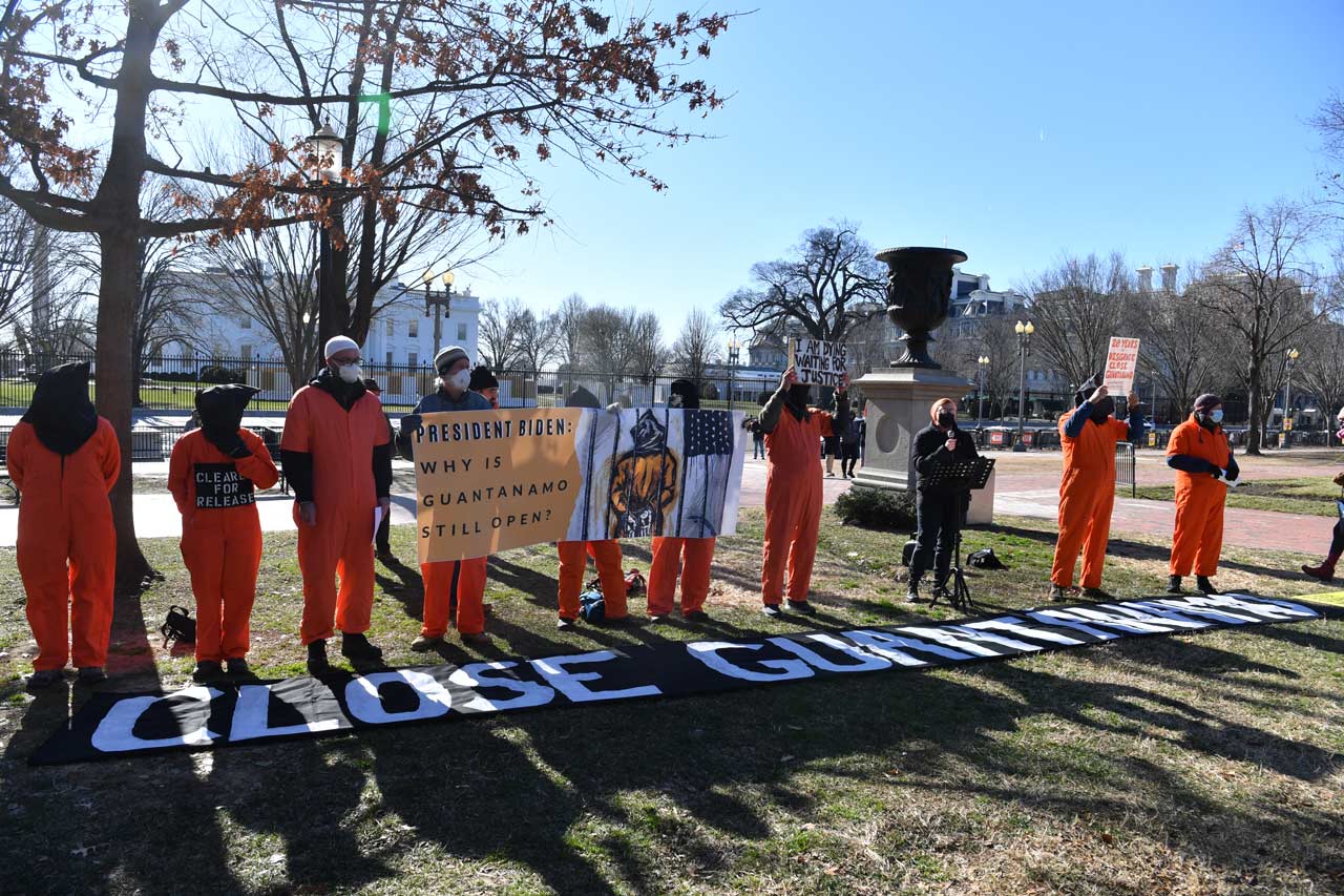 Activistas exigen el cierre de la prisin de Guantnamo, lugar de torturas y abusos - Guantanamo-prision-Estados-Unidos-tortura-protesta-1-2