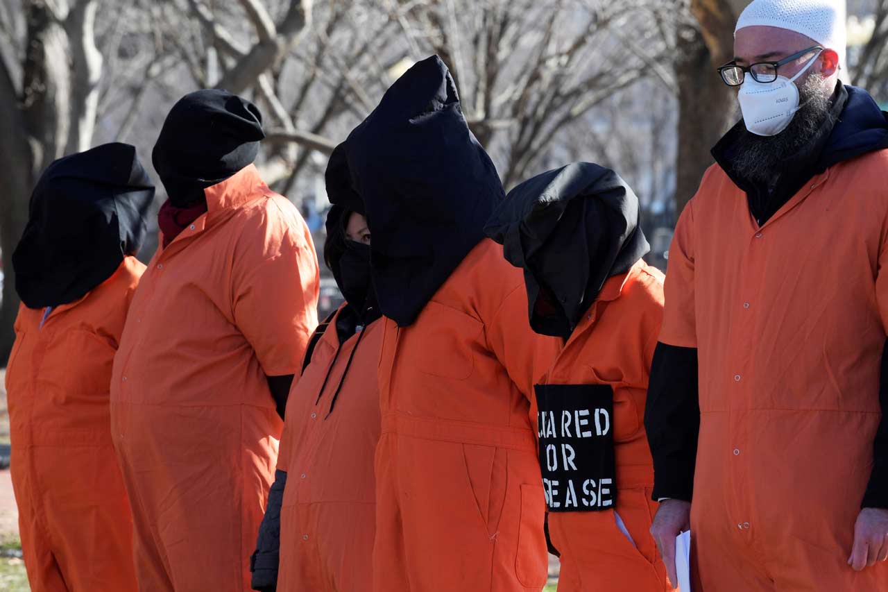 Activistas exigen el cierre de la prisin de Guantnamo, lugar de torturas y abusos - Guantanamo-prision-Estados-Unidos-tortura-protesta-3