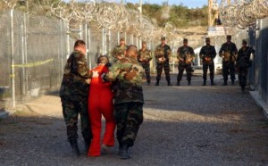 "Ellos han tenido a los tres atados de las manos y los pies juntos, empujando trapos en sus gargantas, poniendo una mscara sobre su rostro, hizo un nudo corredizo, colgado del techo en el lado del bloque de celdas, salt a la horca y colgado a s mismos de forma simultnea ", dijo.