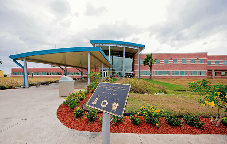 Cautiverio. Entrada frontal del Centro de Detencin de Port Isabel.  Imagen de Inmigracin y Aduanas de EU.