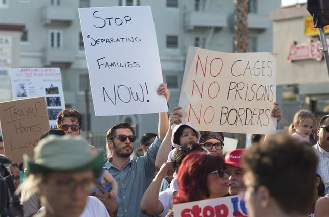 Manifestantes contra la separacin de los hijos de inmigrantes en Texas cerca de la frontera con Mxico.