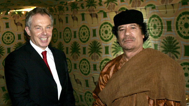 Tony Blair y Muammar Gaddafi durante una reunin en Trpoli en 2007/ AP Photo: Leon Neal