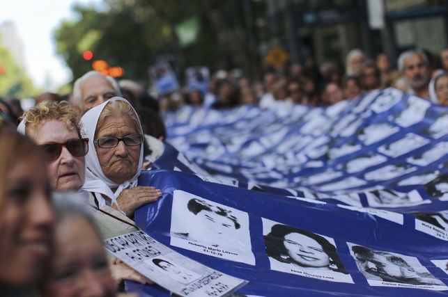 Las madres y abuelas de Plaza de Mayo siguen peleando por identificar a los desaparecidos y a los nios robados durante la dictadura. 