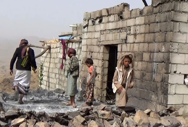 Los residentes inspeccionan una casa daada durante una redada de los SEALs de la marina de Estados Unidos el 29 de enero en la aldea de al Ghayil en el centro de Yemen.