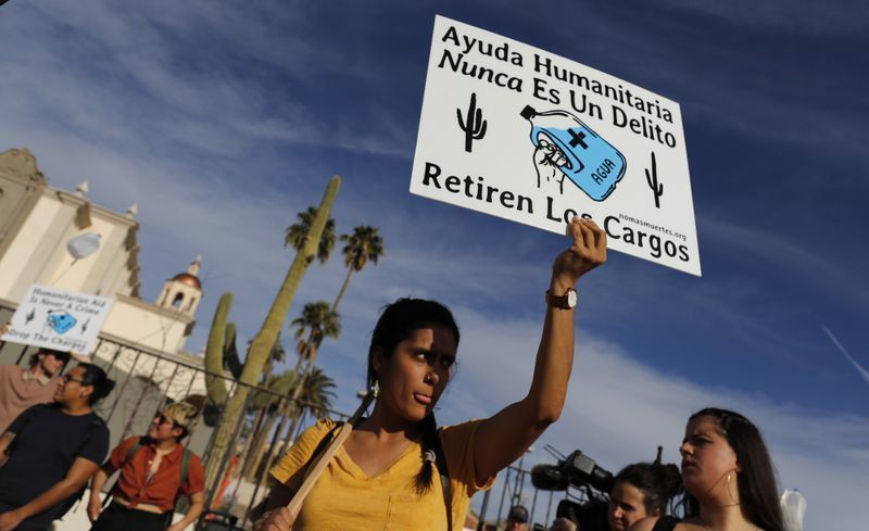 Voluntarios y simpatizantes de No More Deaths marchan con cuatro trabajadores de ayuda humanitaria tras su sentencia en un tribunal de Arizona. (Brian van der Brug / Los Angeles Times)