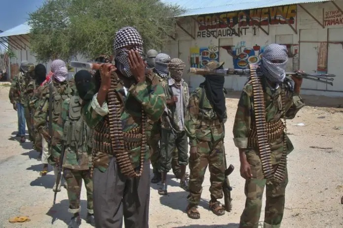 Reclutas de Al-Shabab caminan por una calle en el distrito de Deniile de la capital de Somalia, Mogadiscio.