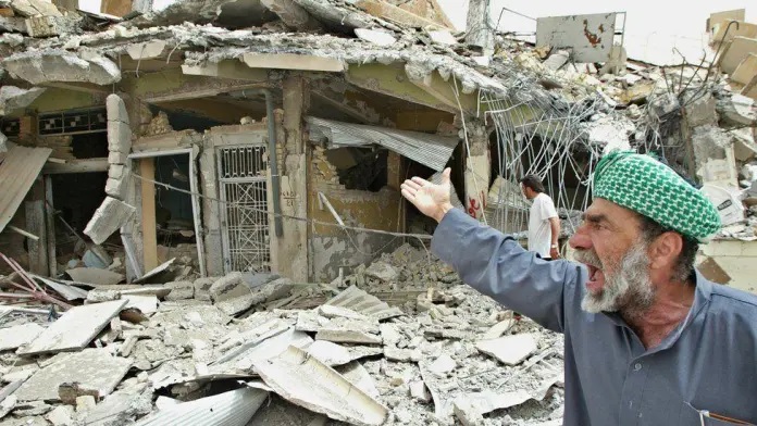 Un hombre iraqu reacciona frente a casas destruidas en la ciudad de Faluya el 30 de abril de 2004.