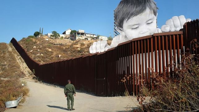 Un artista francs levanta a un nio gigante entre la frontera de EE.UU. y Mxico