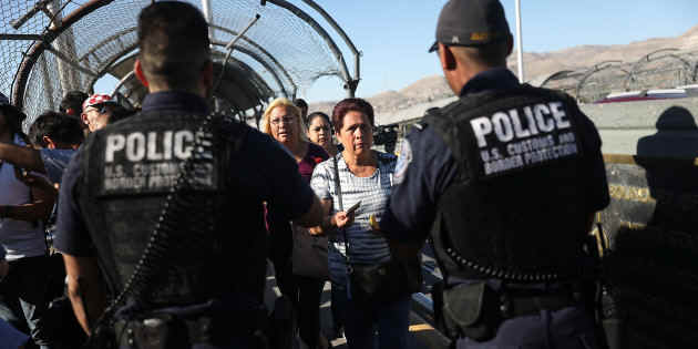 Dos agentes miran los pasaportes en la frontera con Mxico en El Paso (Texas).