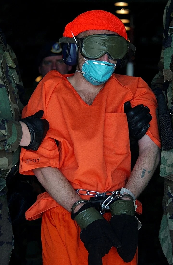 David Hicks, un australiano que fue capturado luchando pata los talibanes, es conducido desde un avin de carga el primer da de operaciones de la prisin en la Baha de Guantnamo. Foto Sargento de Estado Mayor Jeremy T. Lock va The New York Times.