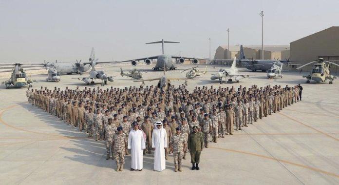 En esta foto del lunes 11 de septiembre de 2017 publicada por la Agencia de Noticias de Qatar, QNA, el Emir de Qatar Sheikh Tamim bin Hamad Al Thani, en el centro del frente, posa para una foto con la Fuerza Area Emiri en la Base Area de al-Udeid en Doha, Qatar. La visita del jeque Tamim bin Hamad Al Thani a la base area de al-Udeid pone de relieve el delicado acto de equilibrio que enfrenta Estados Unidos para abordar la crisis de Qatar. (QNA va AP)