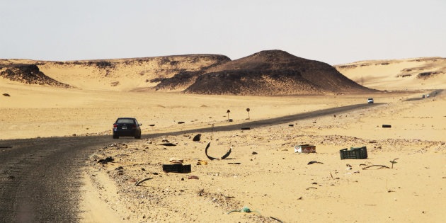 Un automvil se desplaza por la carretera entre las ciudades de Sebha y Ubari en el suroeste de Libia el 24 de diciembre de 2013, un camino donde suele haber asaltos.