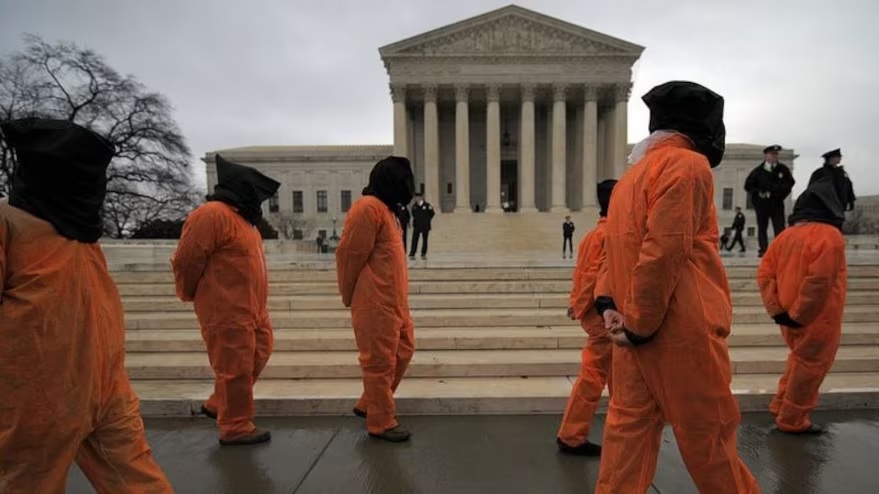 Los grupos defensores de derechos humanos realizaron innumerables protestas solicitando infructuosamente el cierre de Guant&#xe1;namo