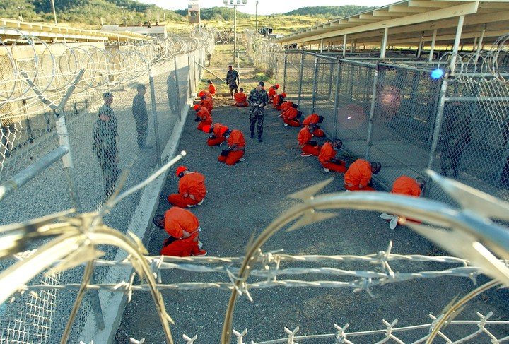 Los primeros 20 detenidos llevados a la Base Naval de la Baha de Guantnamoo;. Foto Suboficial de primera clase Shane T. McCoy/Marina de los EE. UU. va The New York Times.