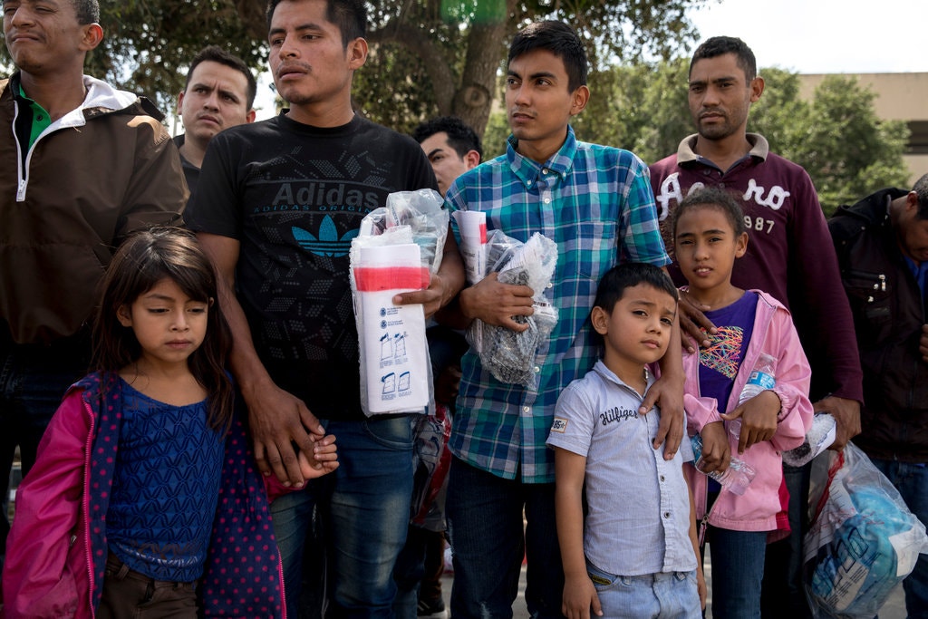 Familias migrantes esperaban en una estacin de autobuses el ao pasado despus de ser liberadas por las autoridades migratorias en McAllen, Texas. El Acuerdo Flores, un acuerdo judicial con dcadas de antigedad, dice que el gobierno no puede detener a nios durante ms de veinte das.