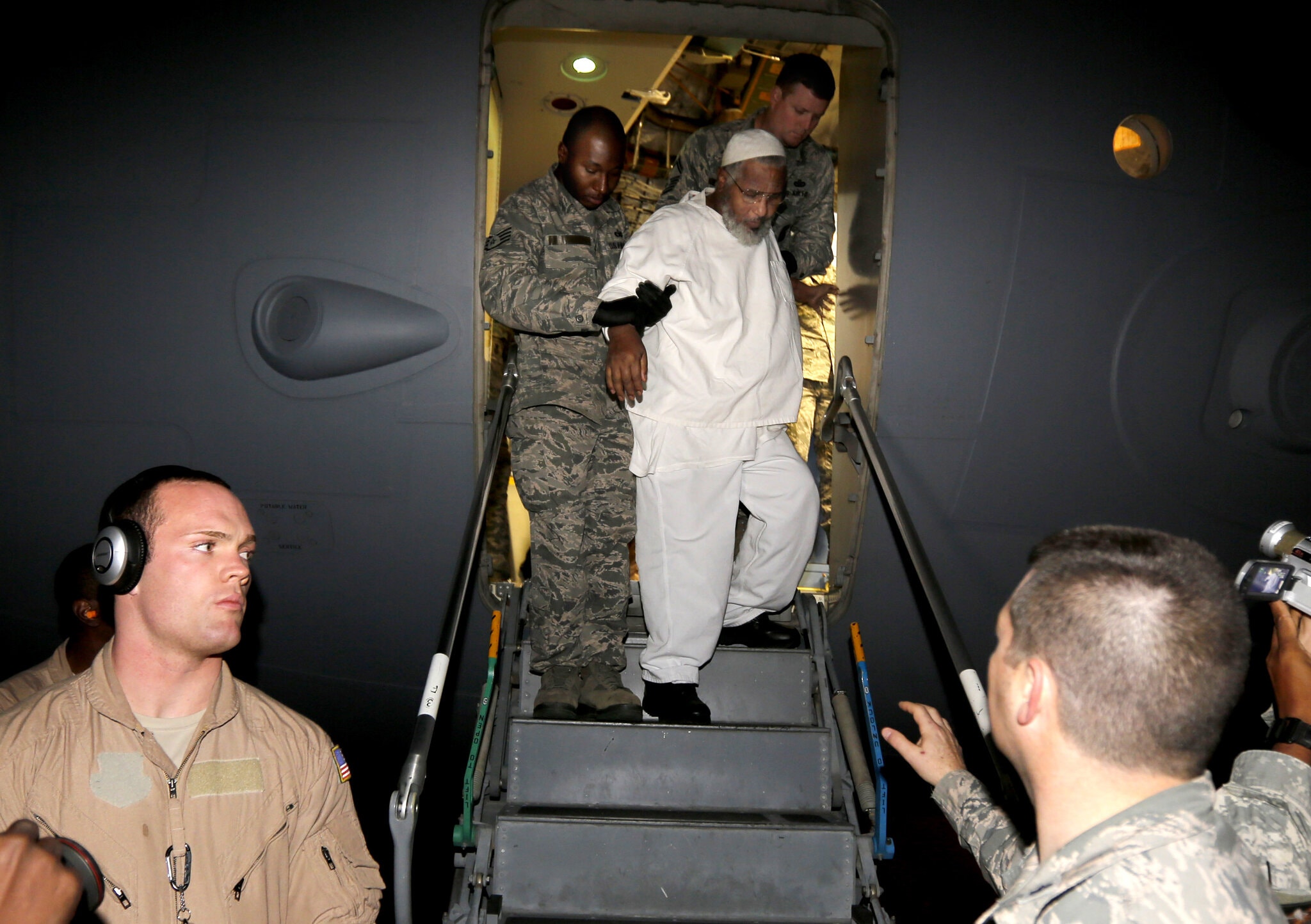 Ibrahim Idris, un hombre sudans fue diagnosticado en Guantnamo con esquizofrenia, obesidad, diabetes e hipertensin arterial y fue repatriado por orden de la corte en 2013. Muri este ao.