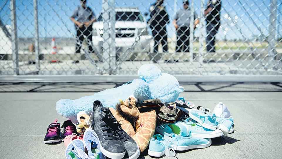 Zapatillas y juguetes a la entrada de Tornillo Port (Texas), adonde fueron llevados los nios separados de sus padres.