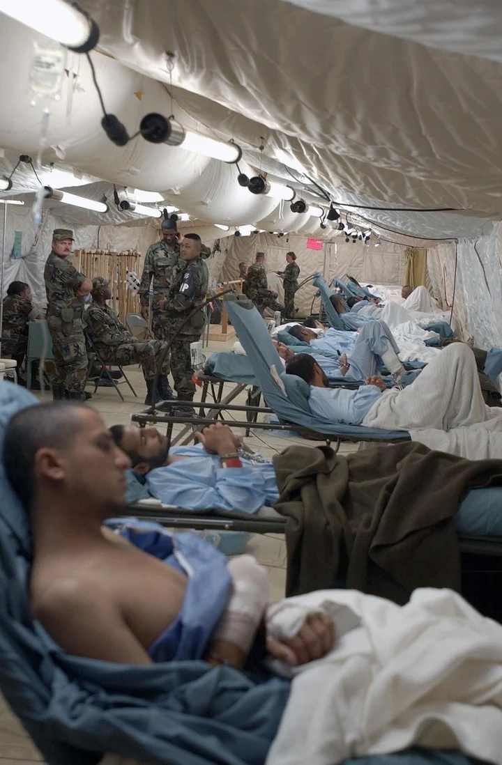 Prisioneros extranjeros, presuntamente cautivos en el campo de batalla, son tratados dentro de una carpa mdica en la Base Naval de la Baha de Guantnamo en Cuba. Foto Suboficial de primera clase Shane T. McCoy/Marina de los EE. UU. va The New York Times.