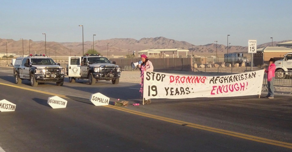 Los activistas de CodePink Maggie Huntington y Toby Blom bloquean temporalmente el trfico que conduce a la Base de la Fuerza Area Creech de Nevada, donde se lanzan ataques areos no tripulados con aviones no tripulados de EE. UU., El viernes 2 de octubre de 2020.