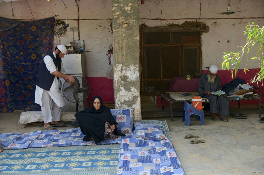 Abdul Ghafar, padre de Asadullah Haroon, detenido en Guantnamo, lee el Corn junto a su familia en Pakistn.