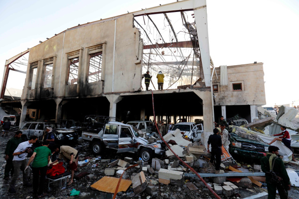 Consecuencias del bombardeo saud de la sala funeraria, San, 8 de octubre